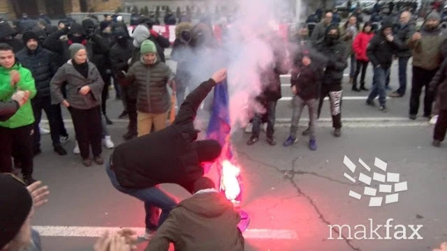 Χάος στα Σκόπια: Καίνε σημαίες της ΕΕ – Στα μαχαίρια Αλβανοί και Σλάβοι